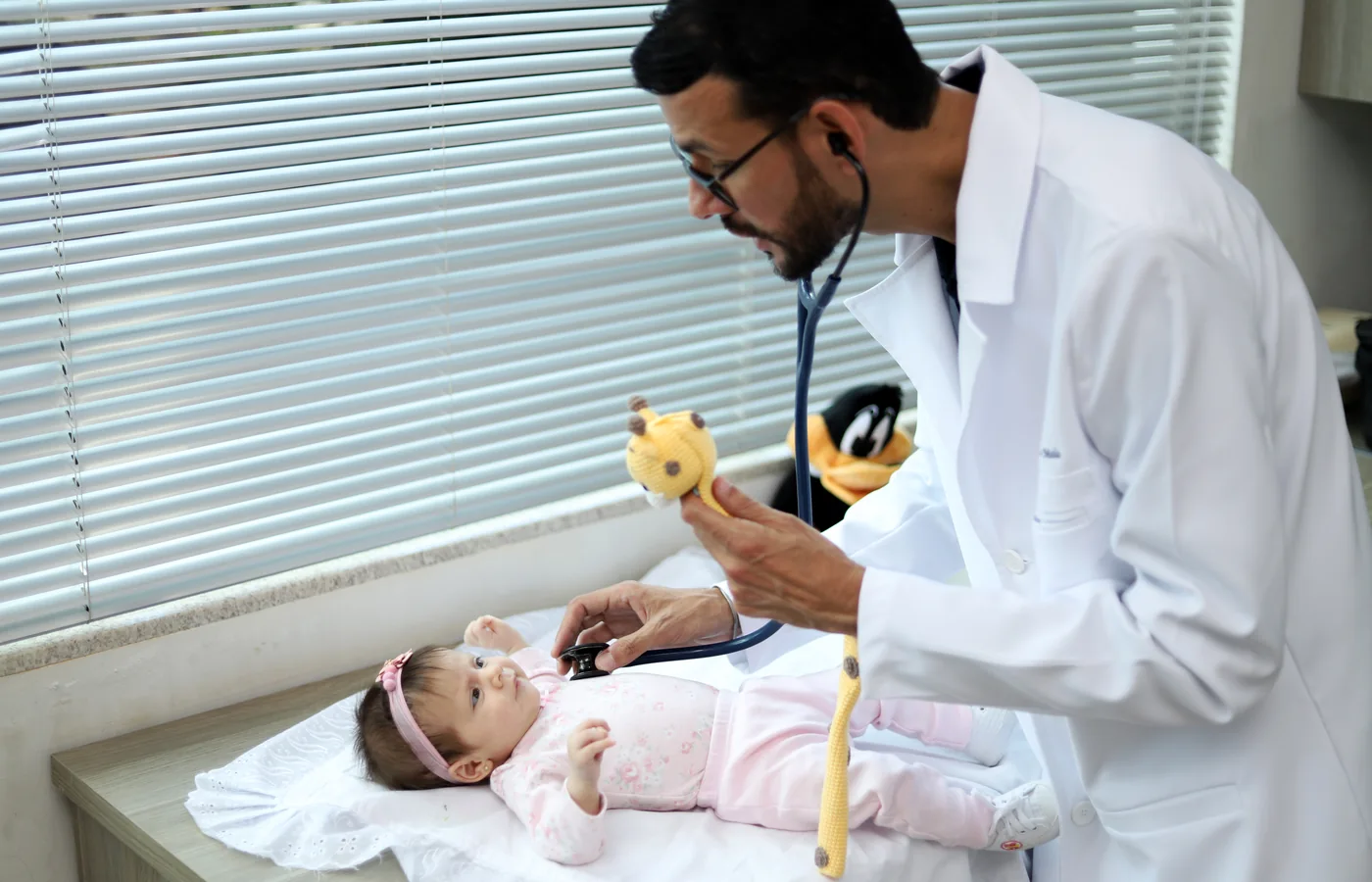 Dr. Ricardo Melo em atendimento pediátrico