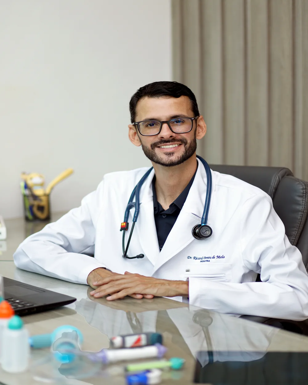 Dr. Ricardo Melo no consultório